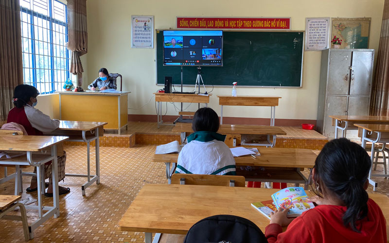 Giải pháp cho lớp học trực tiếp và trực tuyến