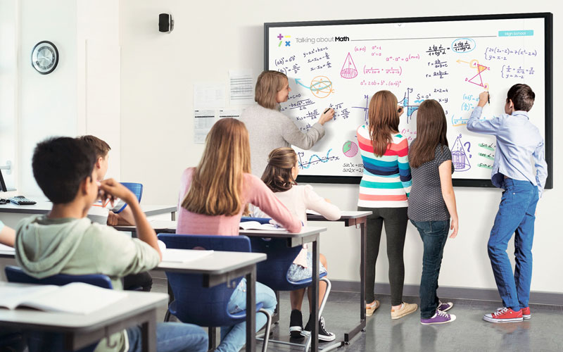 Ngoài các ứng dụng chính sử dụng trong giáo dục và doanh nghiệp thì màn hình tương tác còn được sử dụng với nhiều mục đích khác như giải trí, chiếc bản đồ điện tử, làm màn hình hiển thị tại các trường quay, màn hình banner quảng cáo…