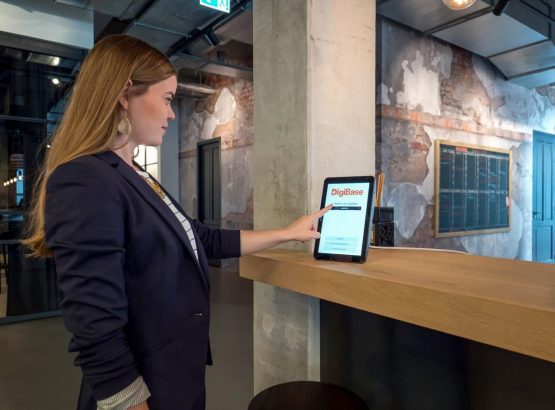 Giải pháp phần mềm thông minh cho Quản lý Phòng, Bàn & Khách và Biển hiệu Kỹ thuật số