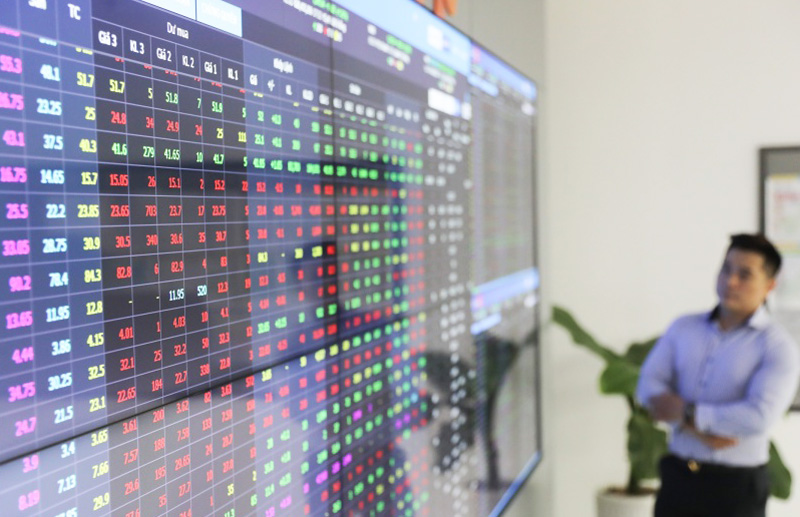 Màn hình tương tác cho Chứng khoán, bảo hiểm, ngân hàng