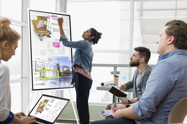 Màn hình tương tác giúp đem đến cho khách hàng những trải nghiệm mua sắm nội thất tuyệt vời nhất. Với màn hình tương tác thông minh, khách hàng có thể tương tác với các sản phẩm nội thất của bạn một cách trực quan và sống động hơn bao giờ hết. Khách hàng có thể xem các thiết kế nội thất dưới định dạng 3D, quay màn hình để xem từ các góc độ khác nhau và tương tác với sản phẩm một cách tự nhiên.