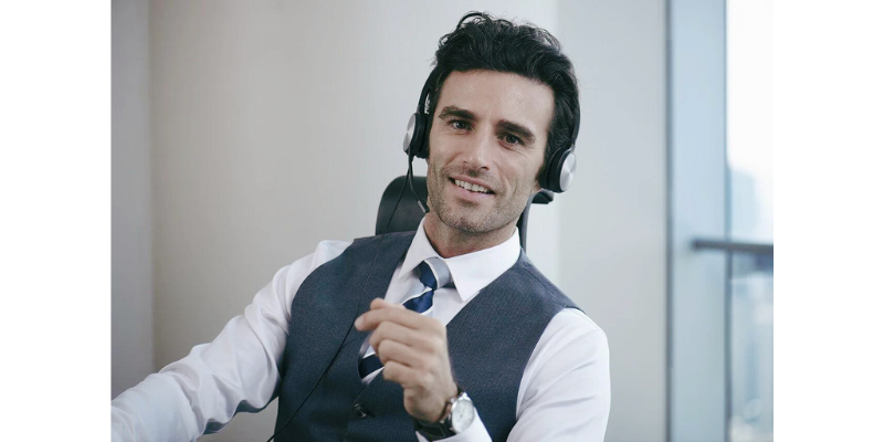 Công nghệ khử tiếng ồn micrô kép và công nghệ Acoustic Shield mang đến cho bạn trải nghiệm gọi điện tuyệt vời. UH38 hỗ trợ kết nối USB và Bluetooth kép, cho phép bạn quản lý đồng thời hai thiết bị gọi để nâng cao hiệu quả xử lý cuộc gọi.